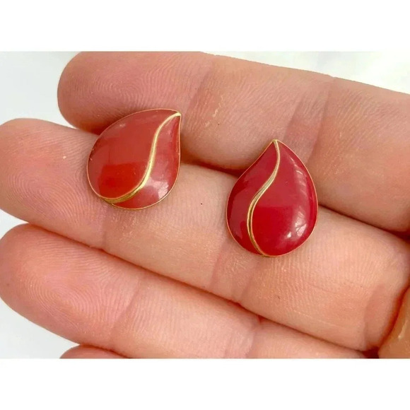 Vintage Gold Toned & Wine Red Enamel Teardrop / Flame Shaped Stud Earrings - Picture 5 of 5
